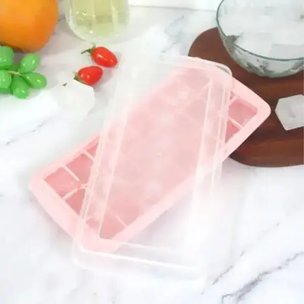 Ice cube tray with a lid