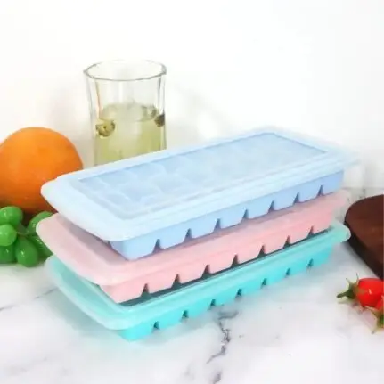 Ice cube tray with a lid